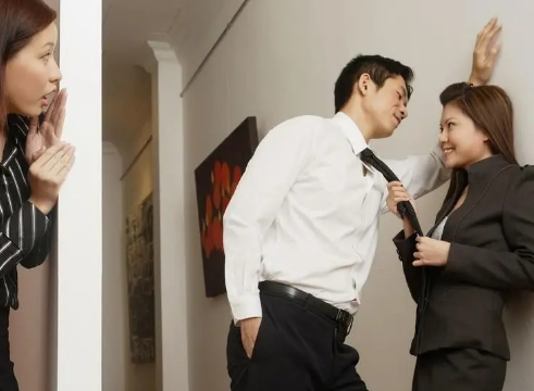 有些女性无法抗拒外界的诱惑不断地违背承诺