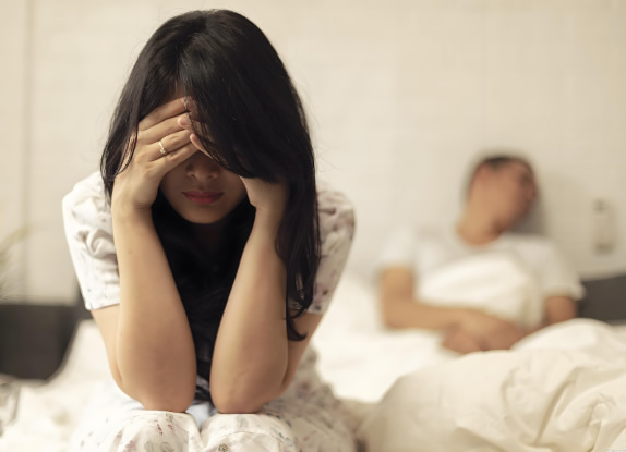 中年女性发现伴侣背叛解决办法并非立即离婚