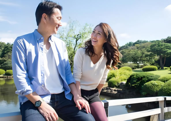 看见老婆跟别的的男人在公园里约会算出轨吗