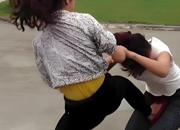女子撞见男朋友车内出轨暴打小三被拘又赔钱