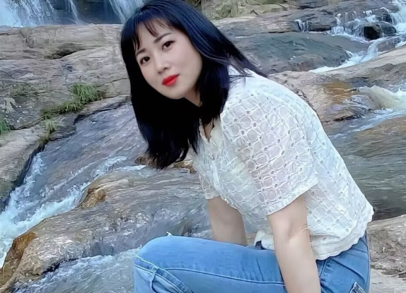 出轨男人和小三的关系不和谐，那妻子可强势